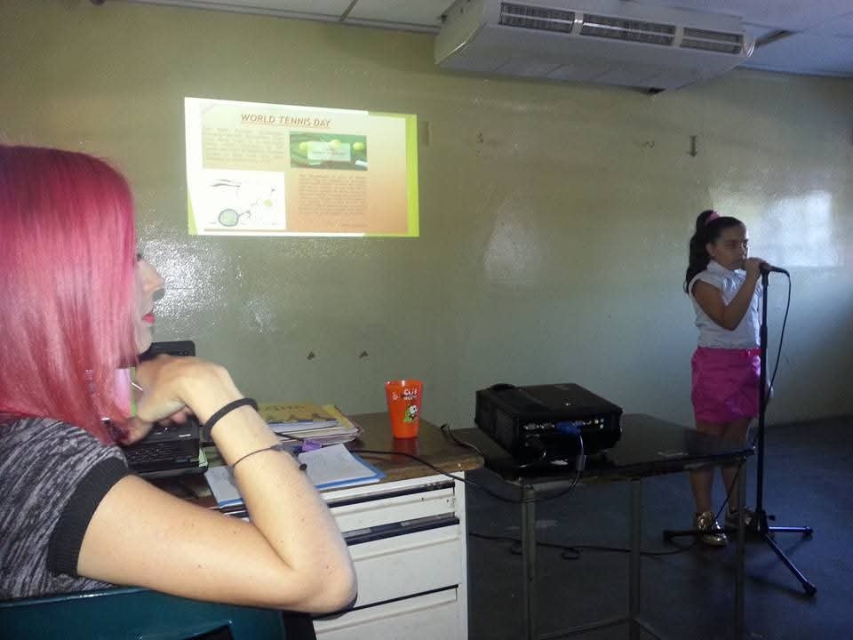 Estudiante en presentación en academia presencial English Field